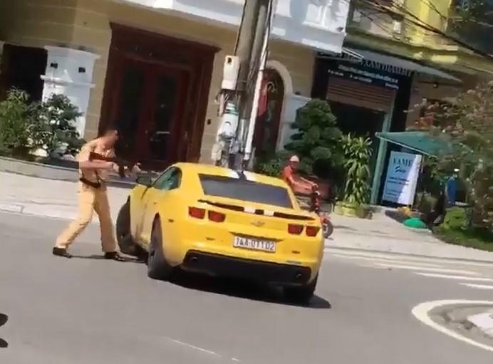 CSGT cam sung AK truy duoi xe sang hinh anh