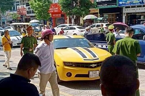 CSGT cam AK dap vo kinh xe sang Chevrolet Camaro hinh anh