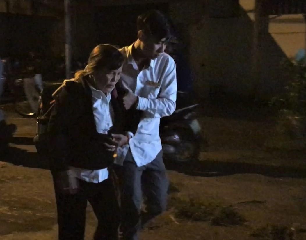 Nhan vien Alibaba kiet suc vi cuoc kham xet xuyen dem hinh anh