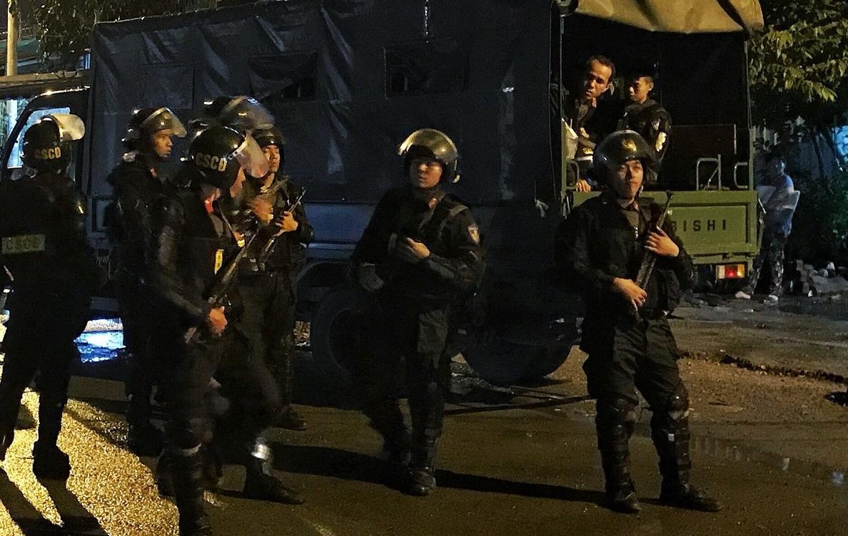 Tram canh sat bong sung AK, kham xet tru so Alibaba xuyen dem hinh anh