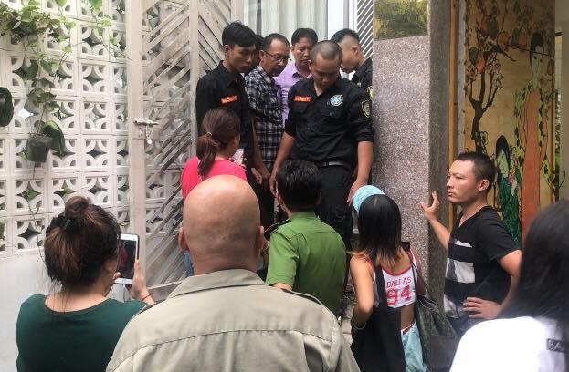 Vu Pho chanh an bi to ‘bat’ tre em: Mot em nho da duoc dua len taxi hinh anh