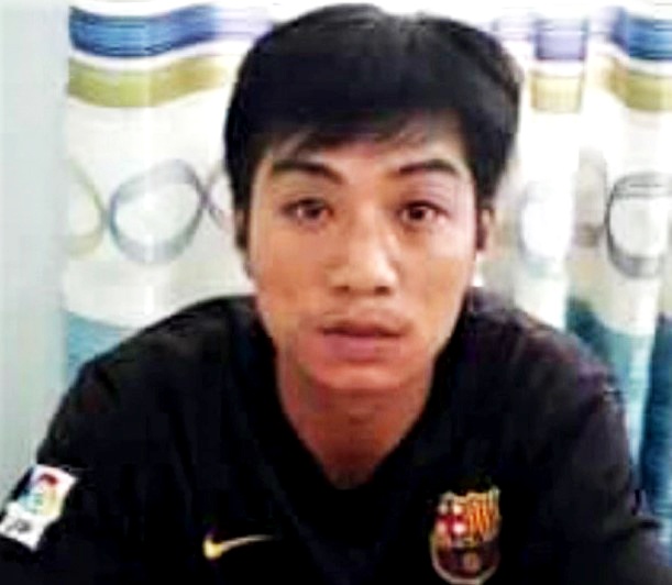 Bat thanh nien trom tram con cho mot thang hinh anh