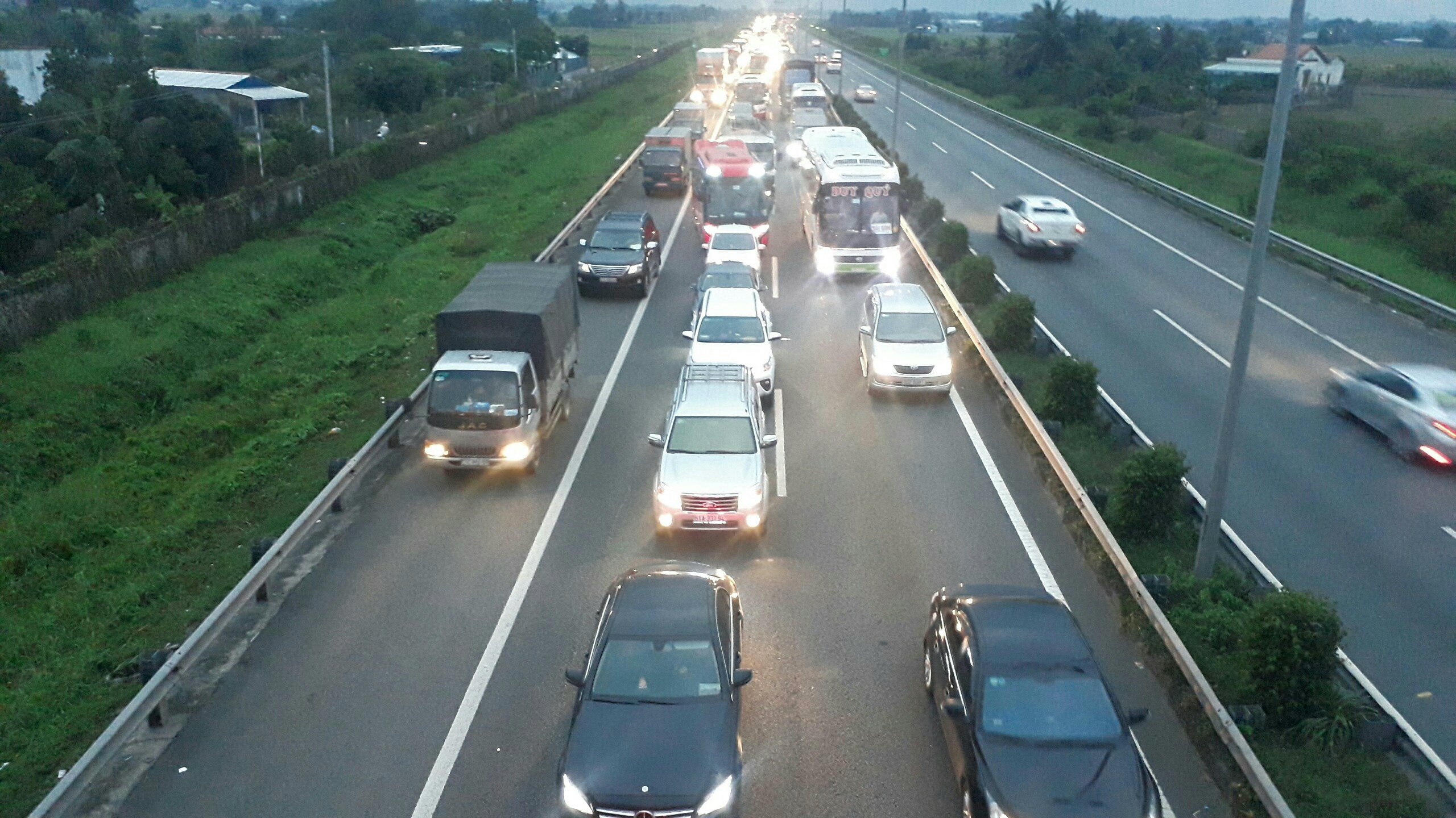 Hai cha con tu vong trong cabin sau tai nan tren cao toc hinh anh