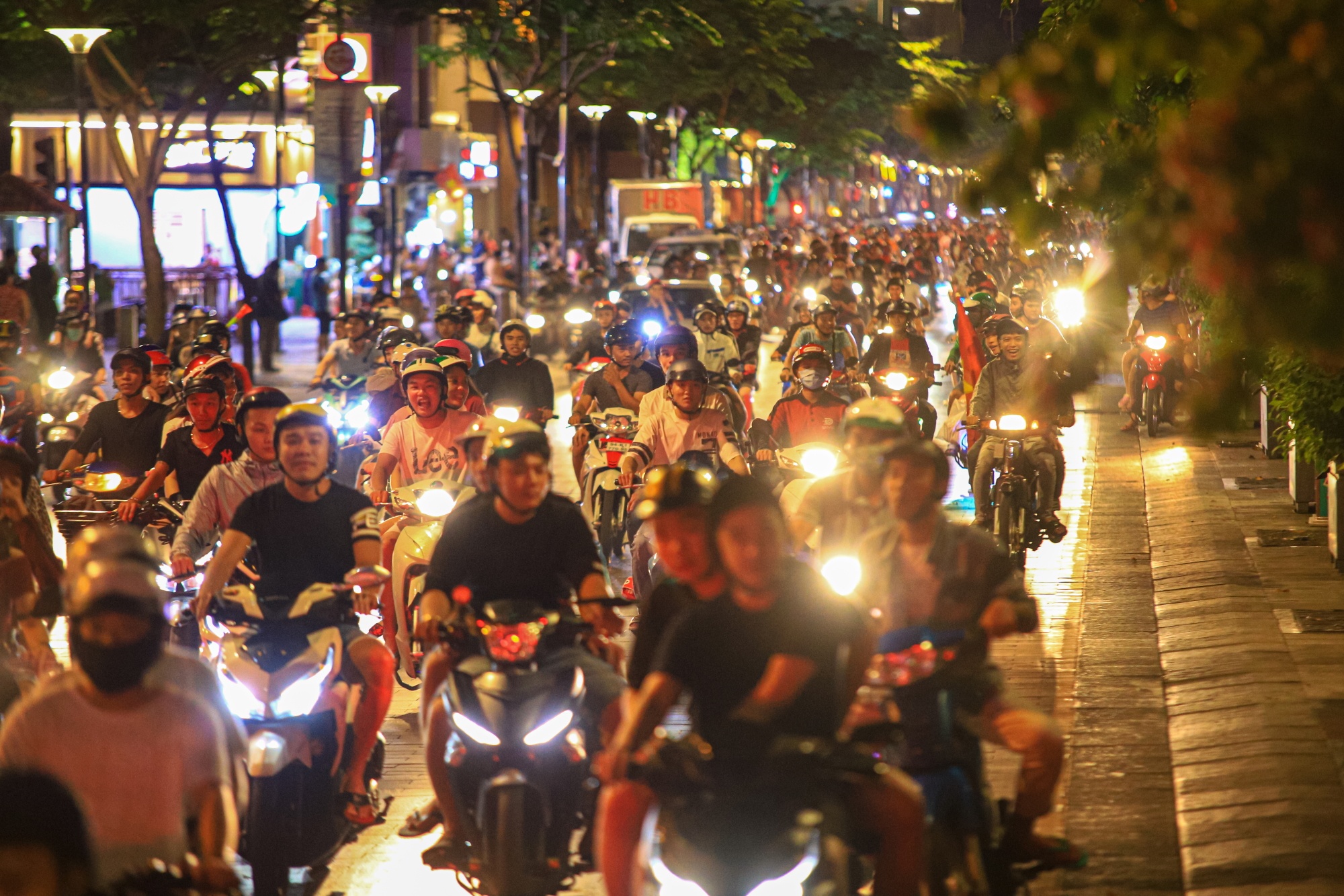 Co dong vien net po tren pho di bo nguyen hue anh 1