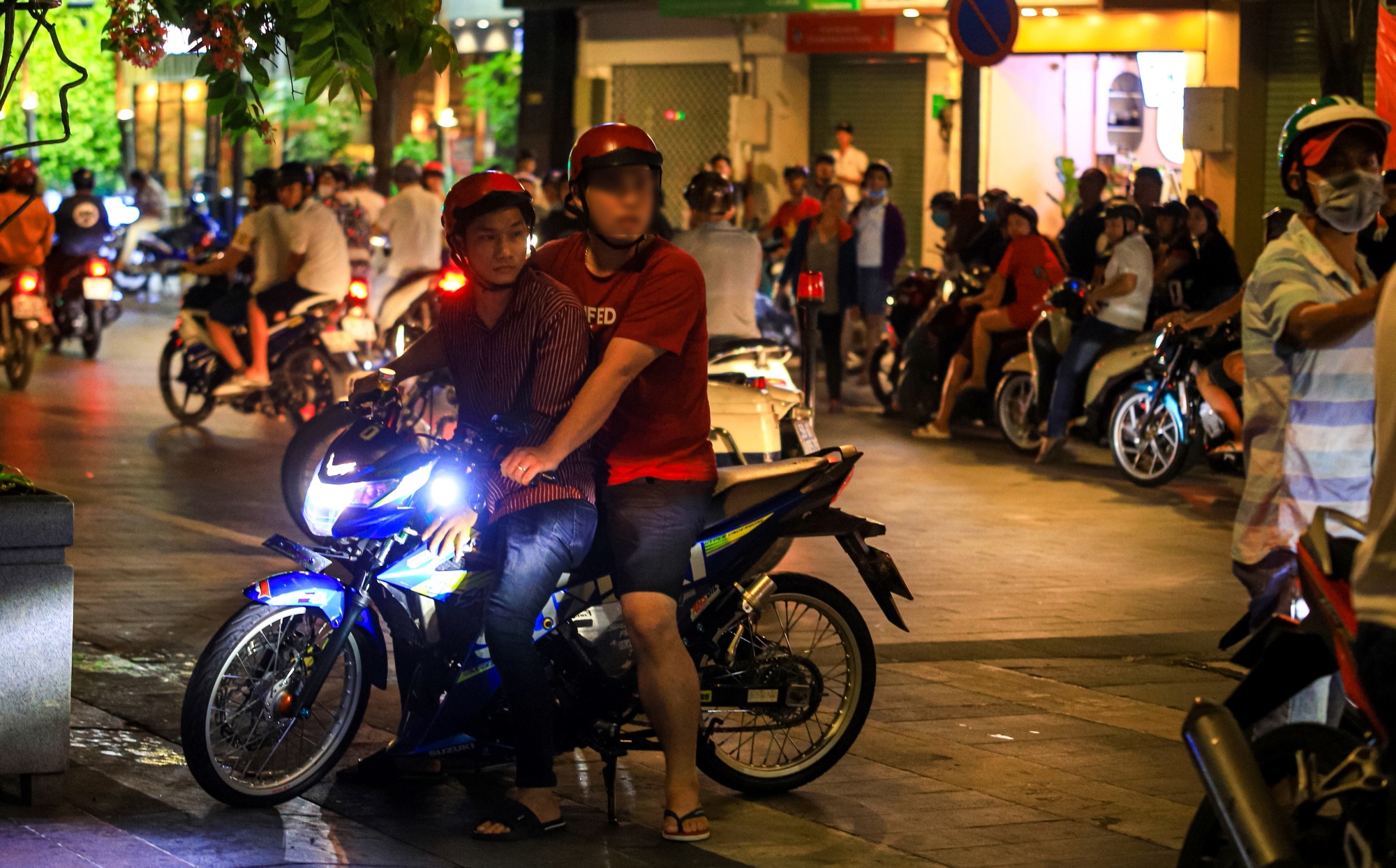 Co dong vien net po tren pho di bo nguyen hue anh 8