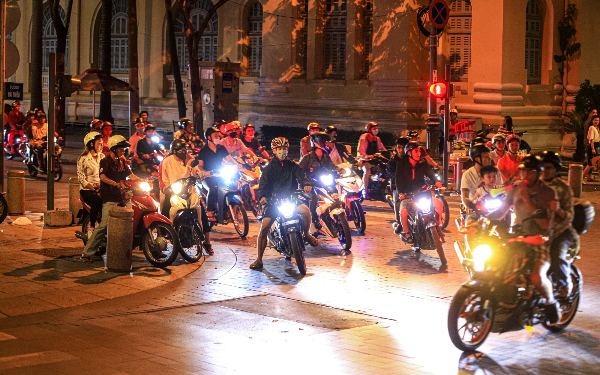 Co dong vien net po tren pho di bo nguyen hue anh 2