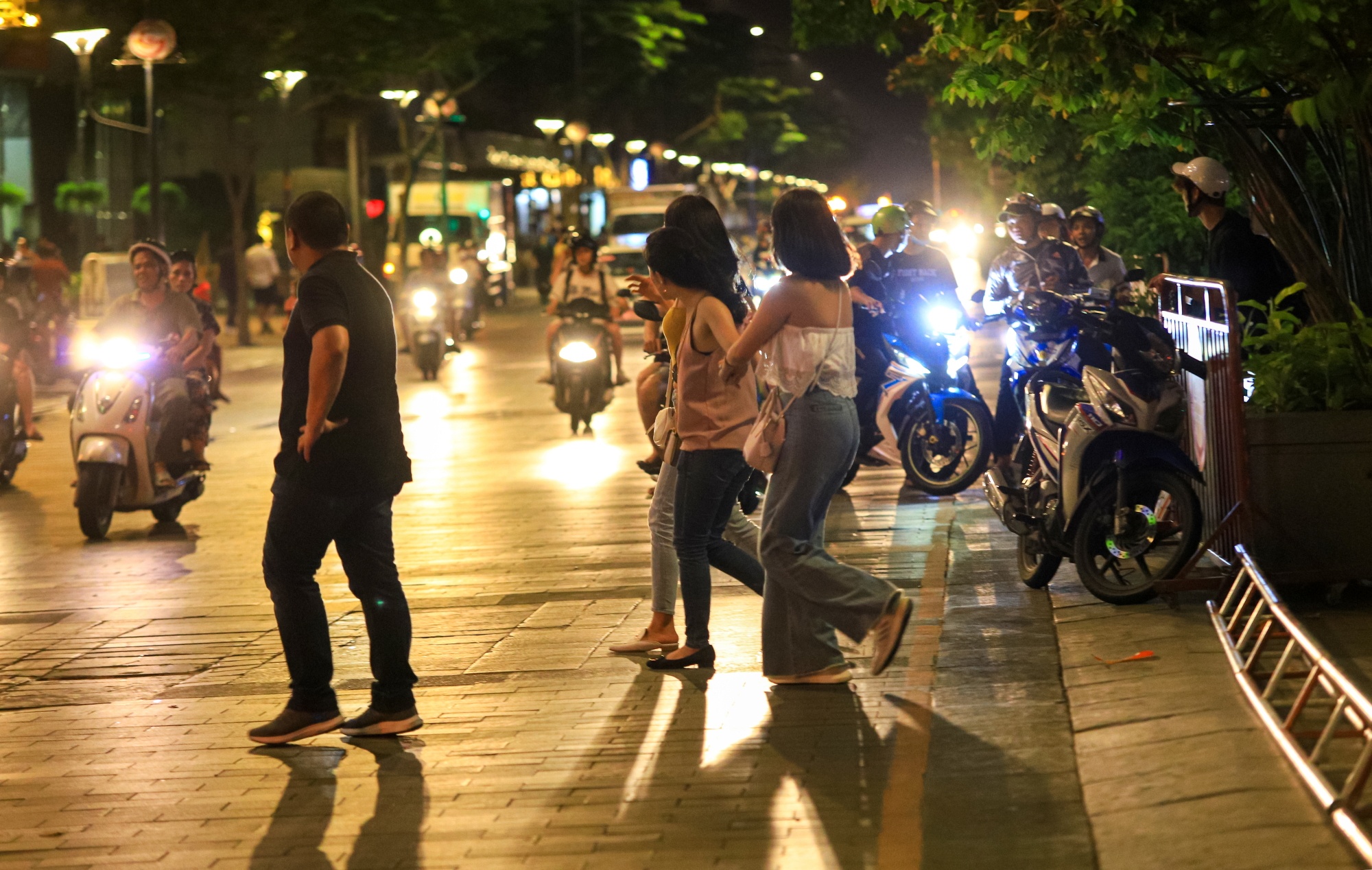 Co dong vien net po tren pho di bo nguyen hue anh 4