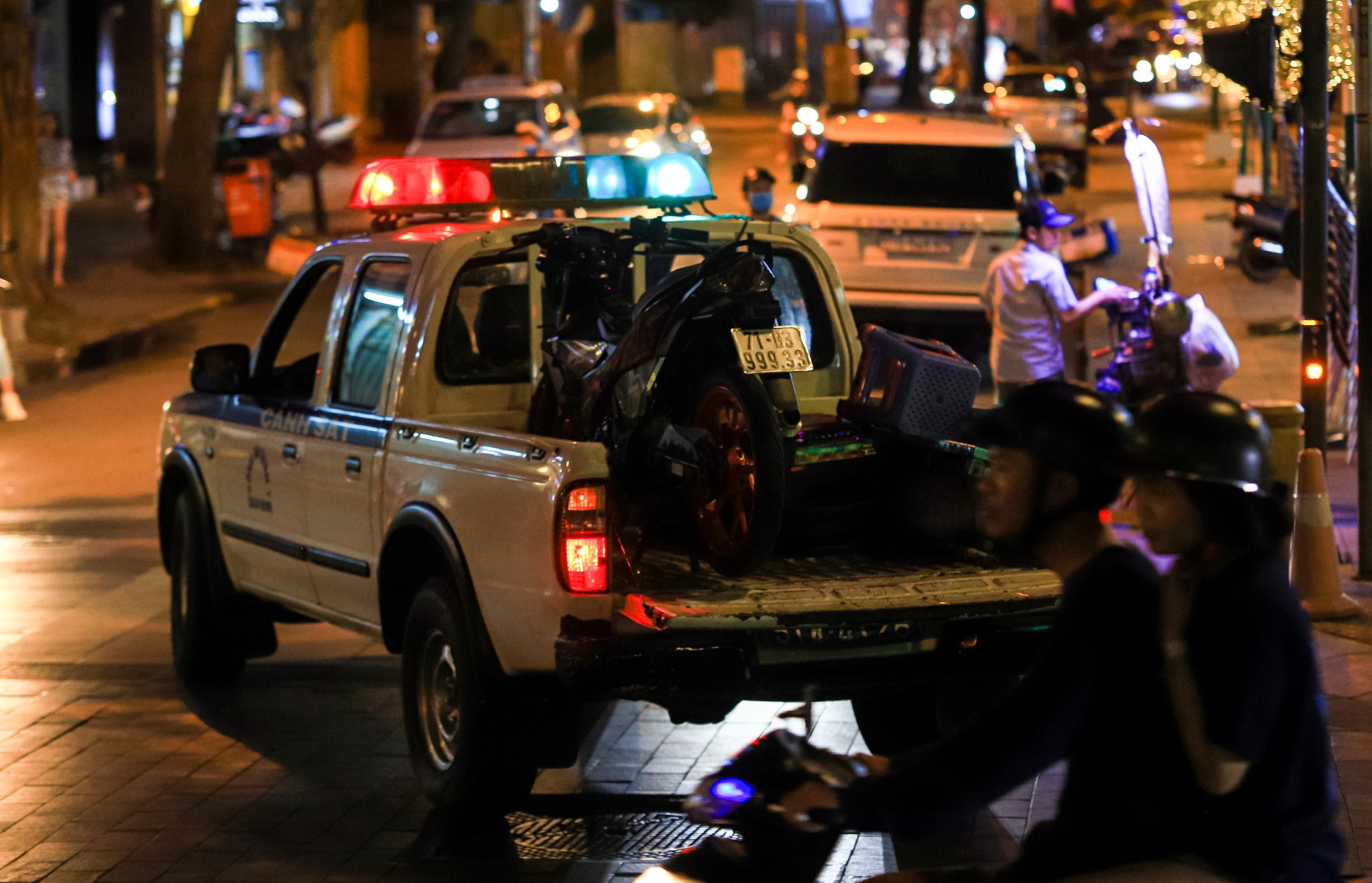 Co dong vien net po tren pho di bo nguyen hue anh 9