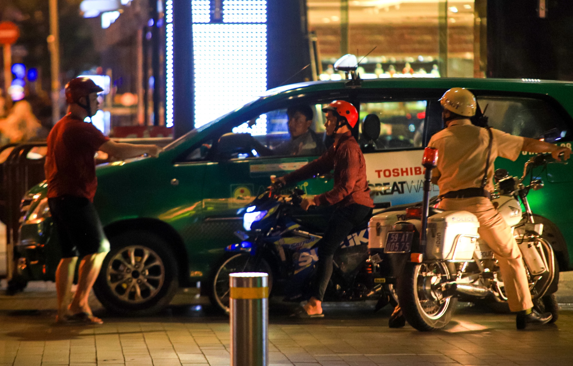 Co dong vien net po tren pho di bo nguyen hue anh 5
