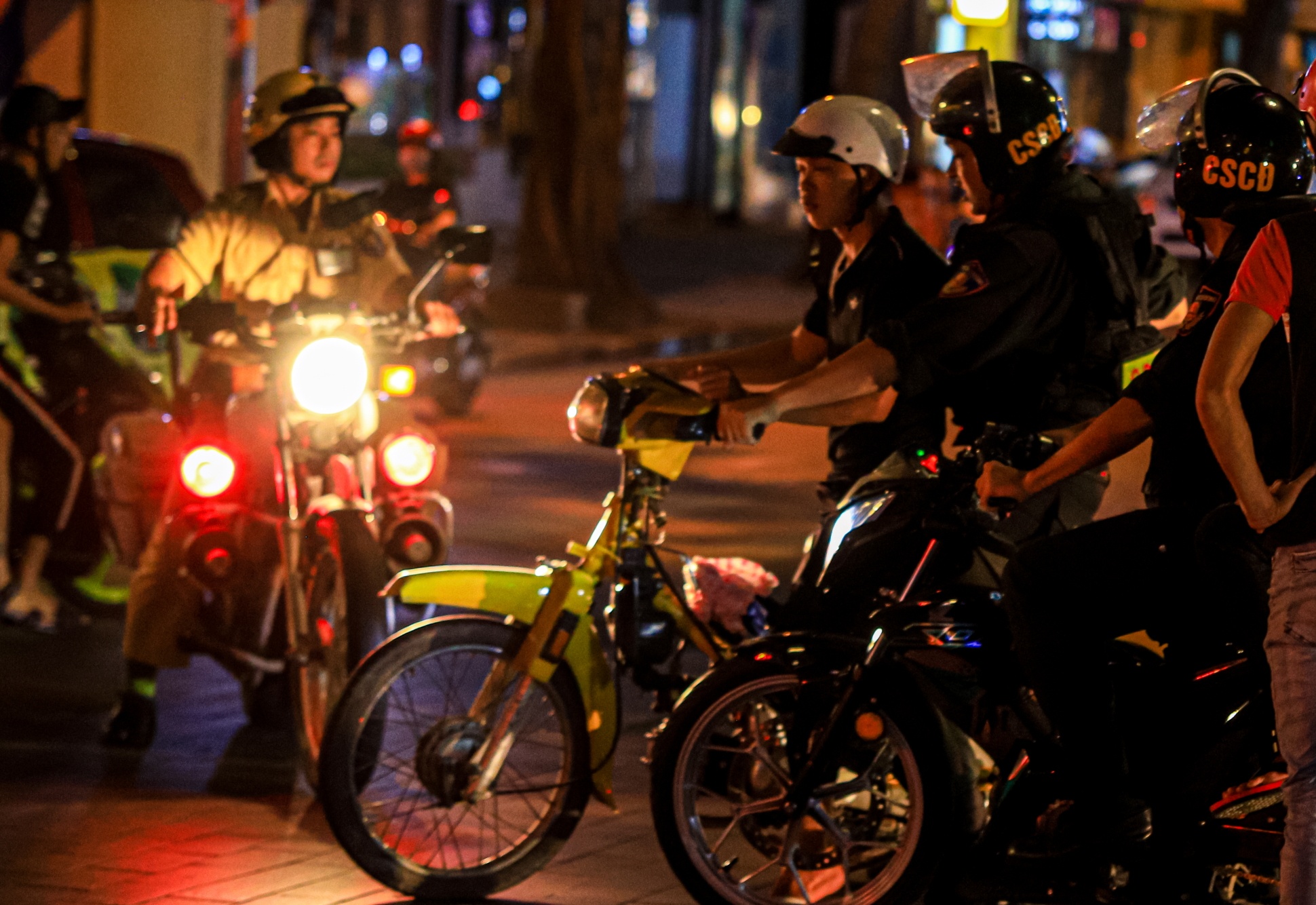 Co dong vien net po tren pho di bo nguyen hue anh 6