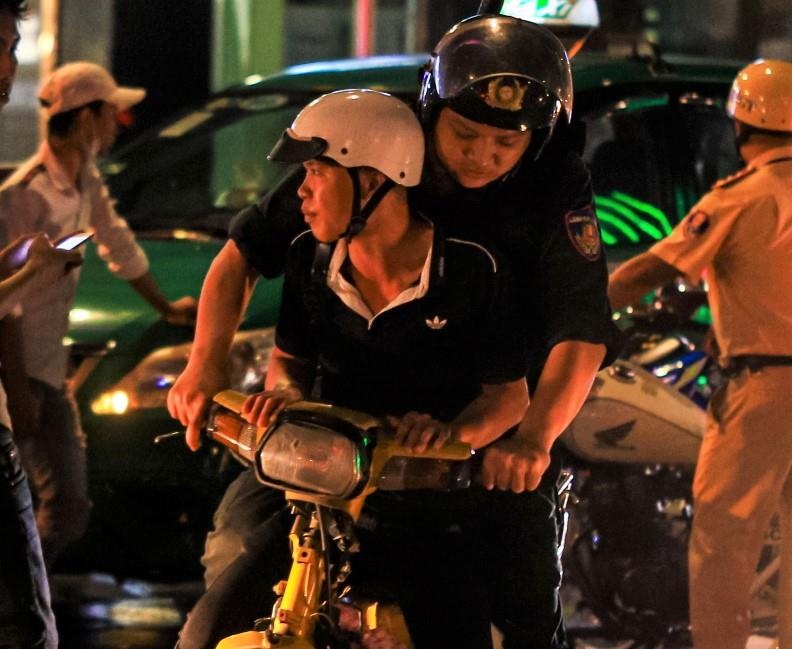 Canh sat ngan hang chuc nguoi qua khich sau tran VN thang Malaysia hinh anh