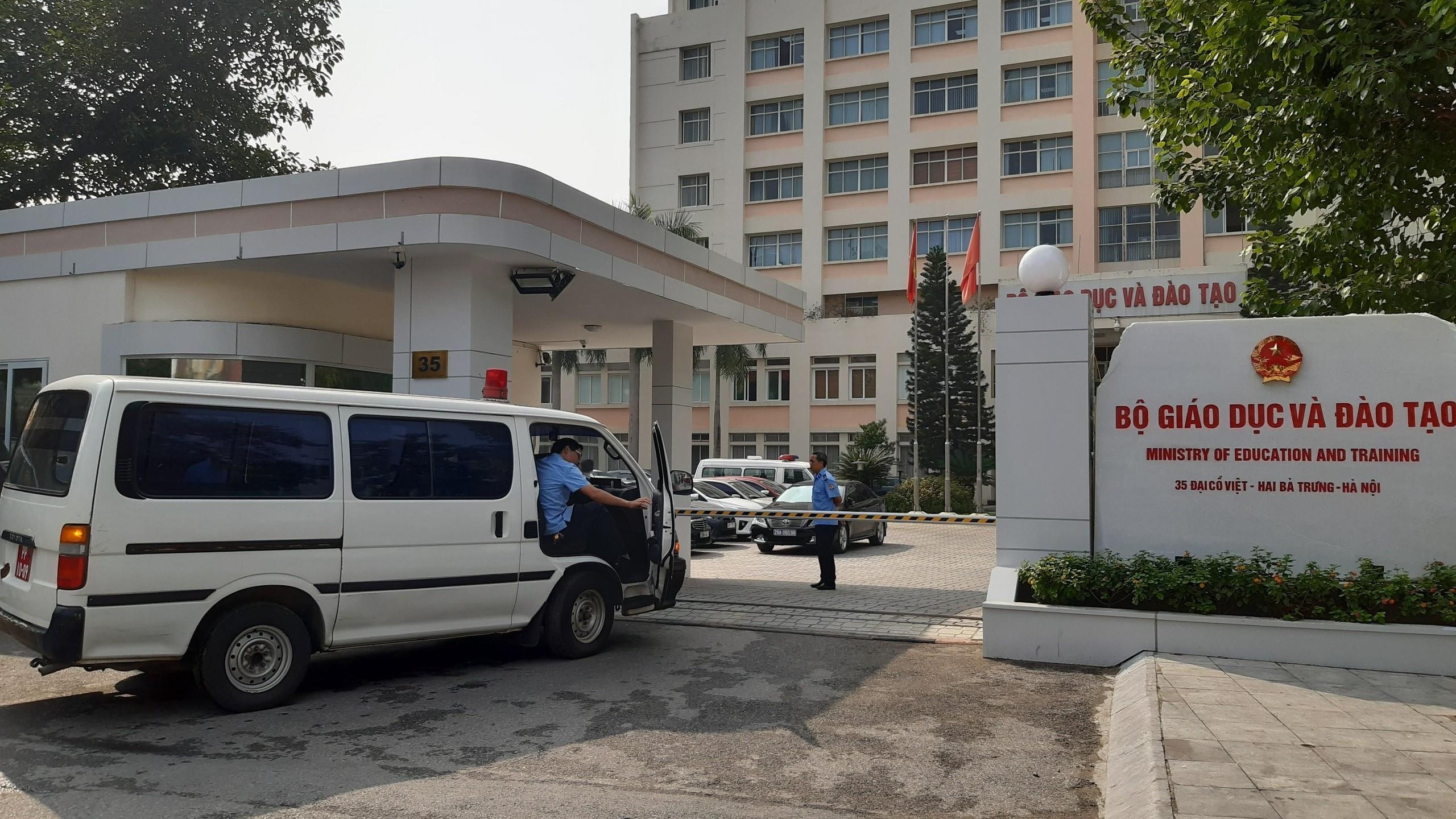 Xe dua thi the Thu truong Le Hai An roi Bo Giao duc va Dao tao hinh anh