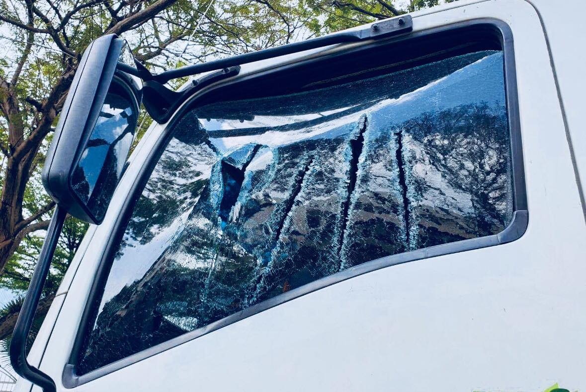 Thanh nien chem nat kinh oto tai hinh anh