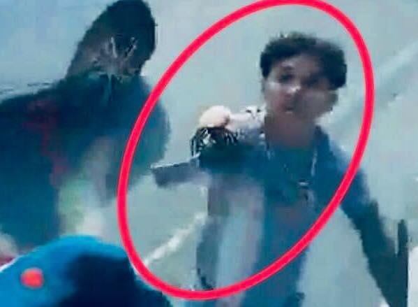 Truy tim thanh nien cam kiem chem vo kinh oto bam coi xin duong hinh anh