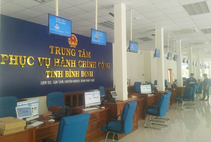 Xac minh mot can bo bi dan nhac nho roi cuoi khanh khach hinh anh
