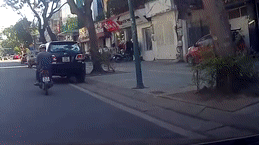 Mai dung dien thoai, tai xe xe may suyt bi oto tong tren pho hinh anh