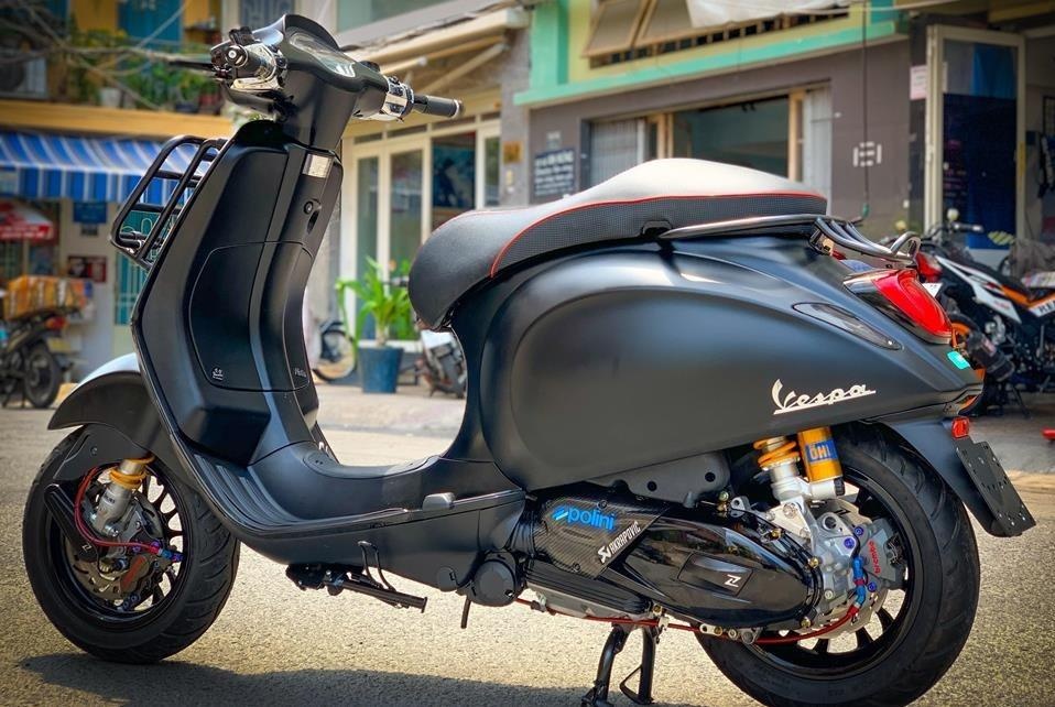 Nguoi dan ong bit mat trom xe Vespa Sprint o TP.HCM hinh anh