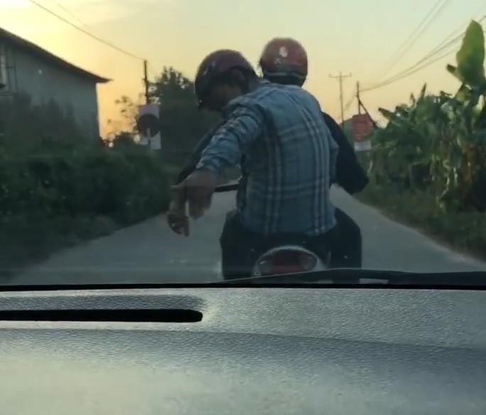 Oto bi nguoi lai xe may tat dau, thach thuc hinh anh