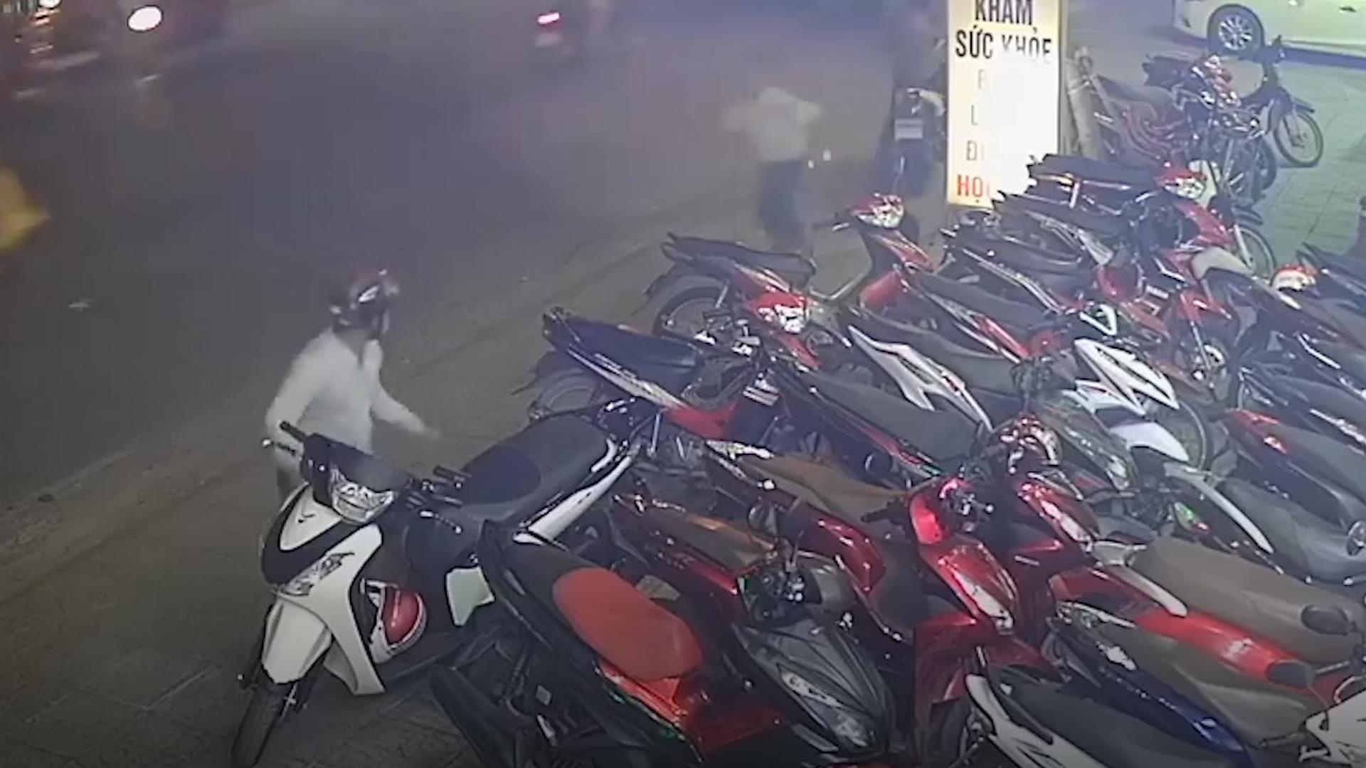 2 thanh nien dan canh de trom xe SH o TP.HCM hinh anh