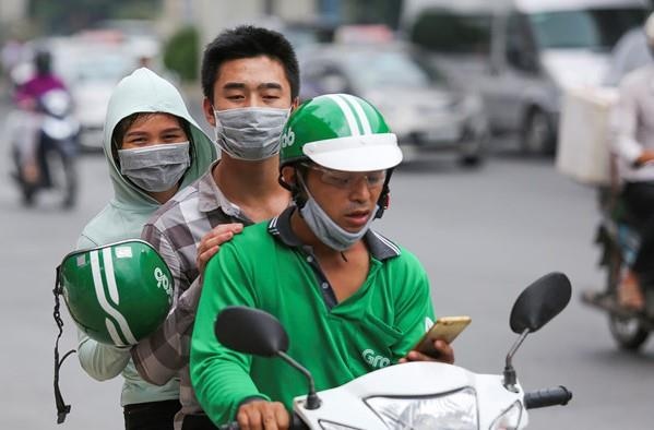 Tai xe xe om cong nghe dung dien thoai khi lai xe se bi xu phat hinh anh