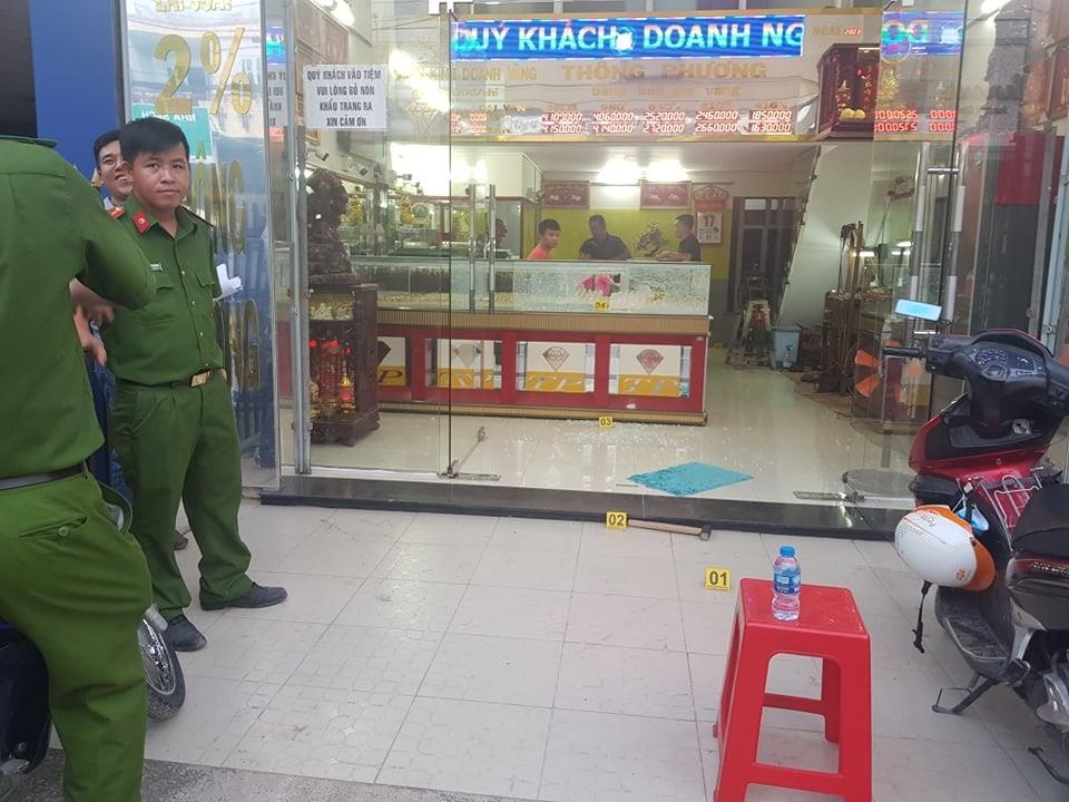 Nhan chung ke phut giap mat voi ten cuop tiem vang o TP.HCM hinh anh