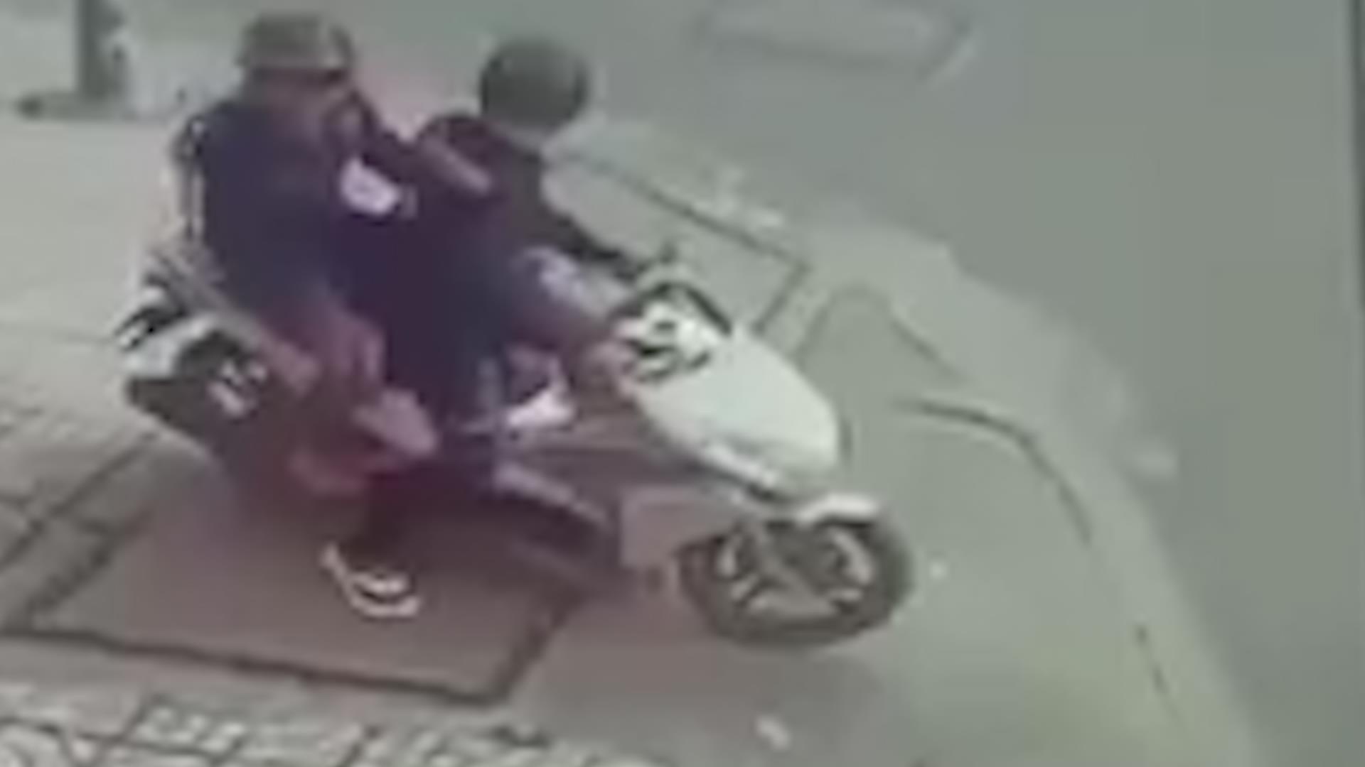 Hai thanh nien giat dien thoai cua nguoi di bo o quan 7 hinh anh