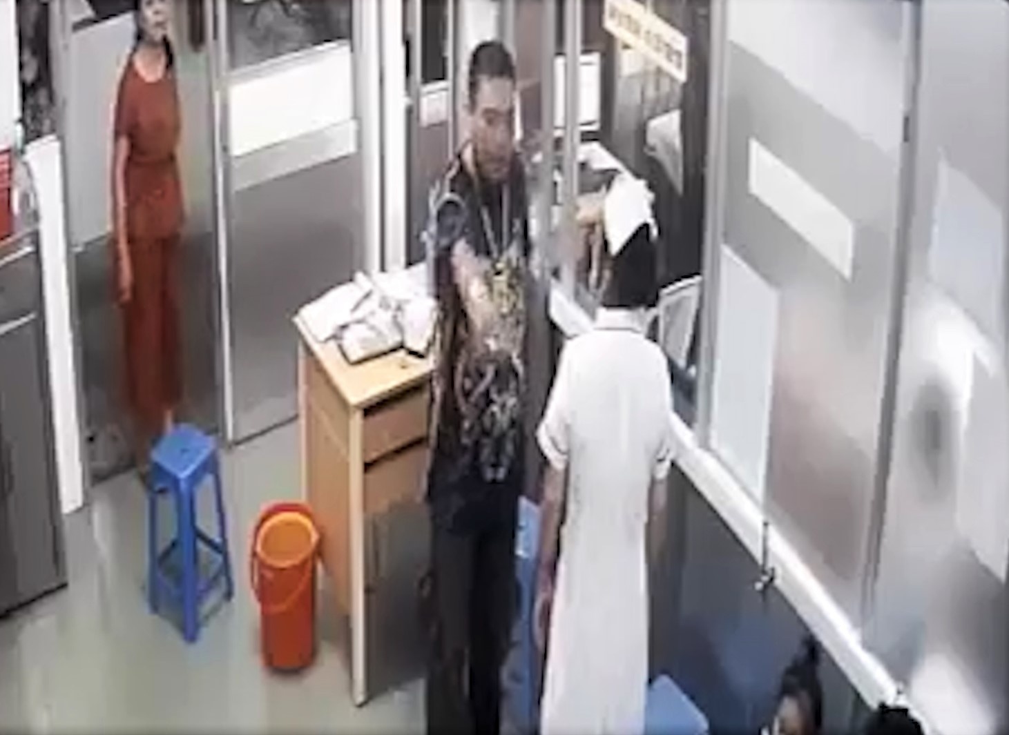 Nguoi dan ong danh nu dieu duong anh 1