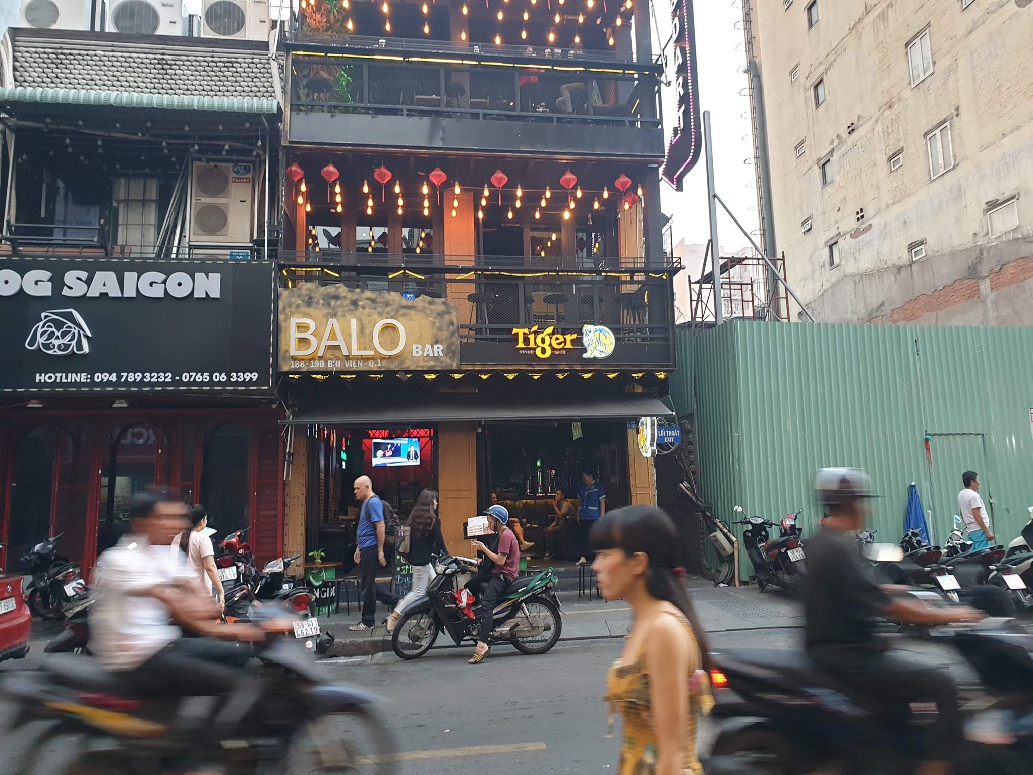 Nam thanh nien cam dao co thu tren pho Bui Vien hinh anh