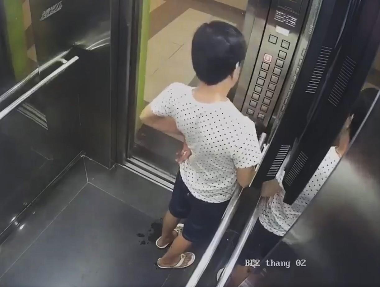 Nguoi dan ong tieu tien trong thang may chung cu o TP.HCM hinh anh