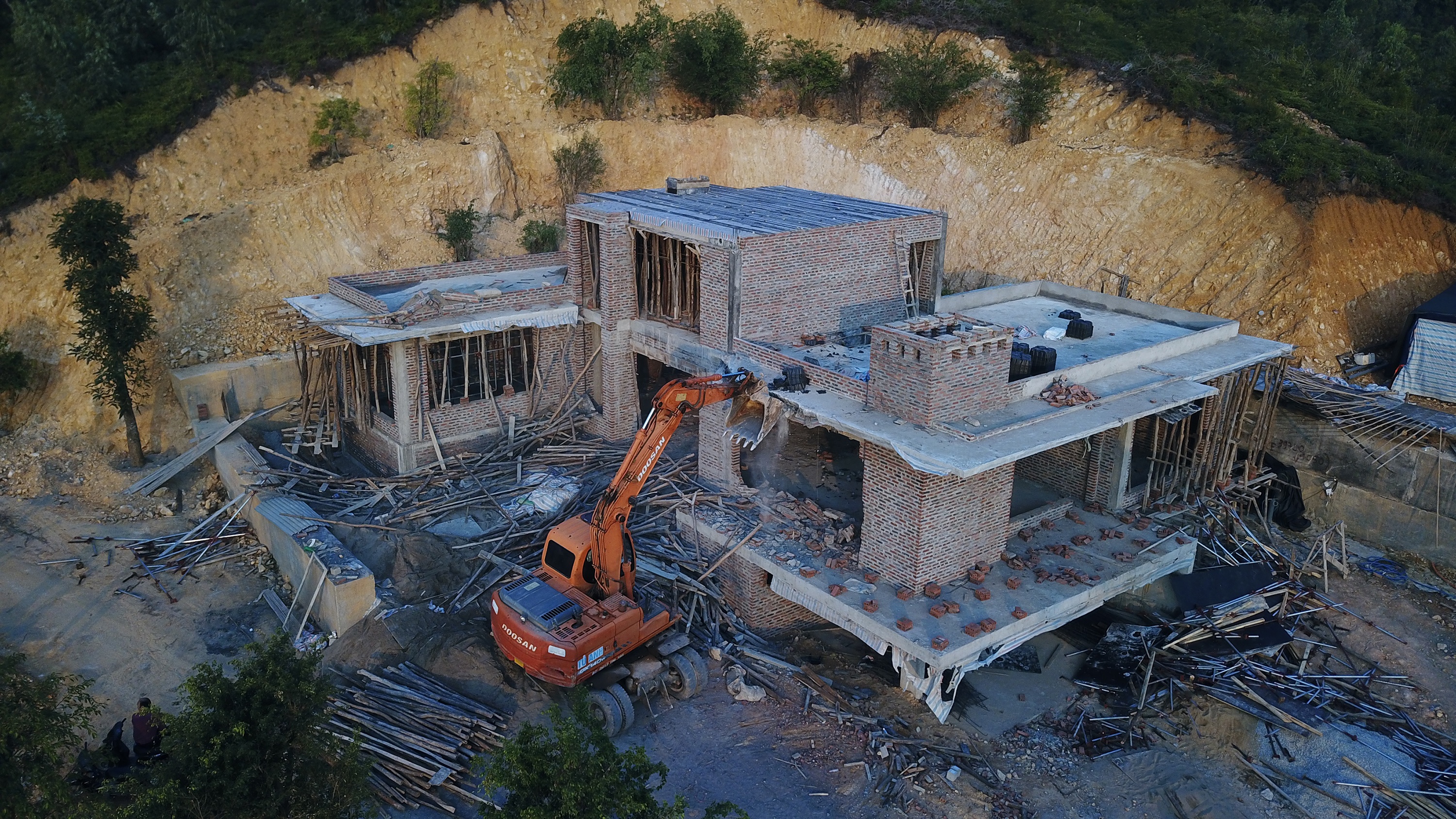 Pha do biet thu xay trai phep tren doi o Ha Long hinh anh