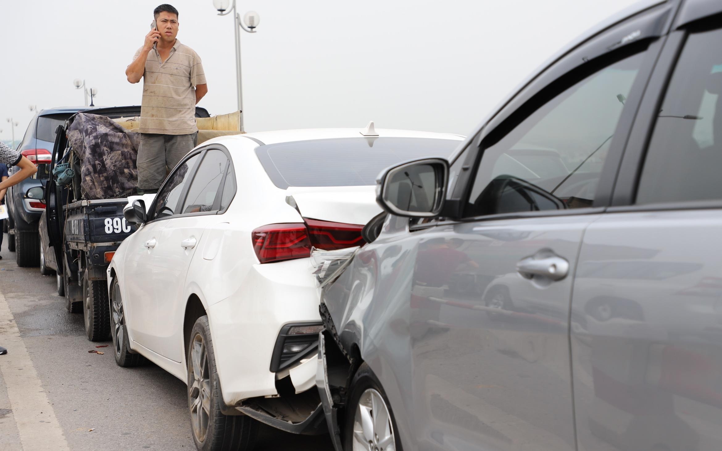 7 oto tong nhau lien hoan, duong tren cao tac gan 10 km hinh anh