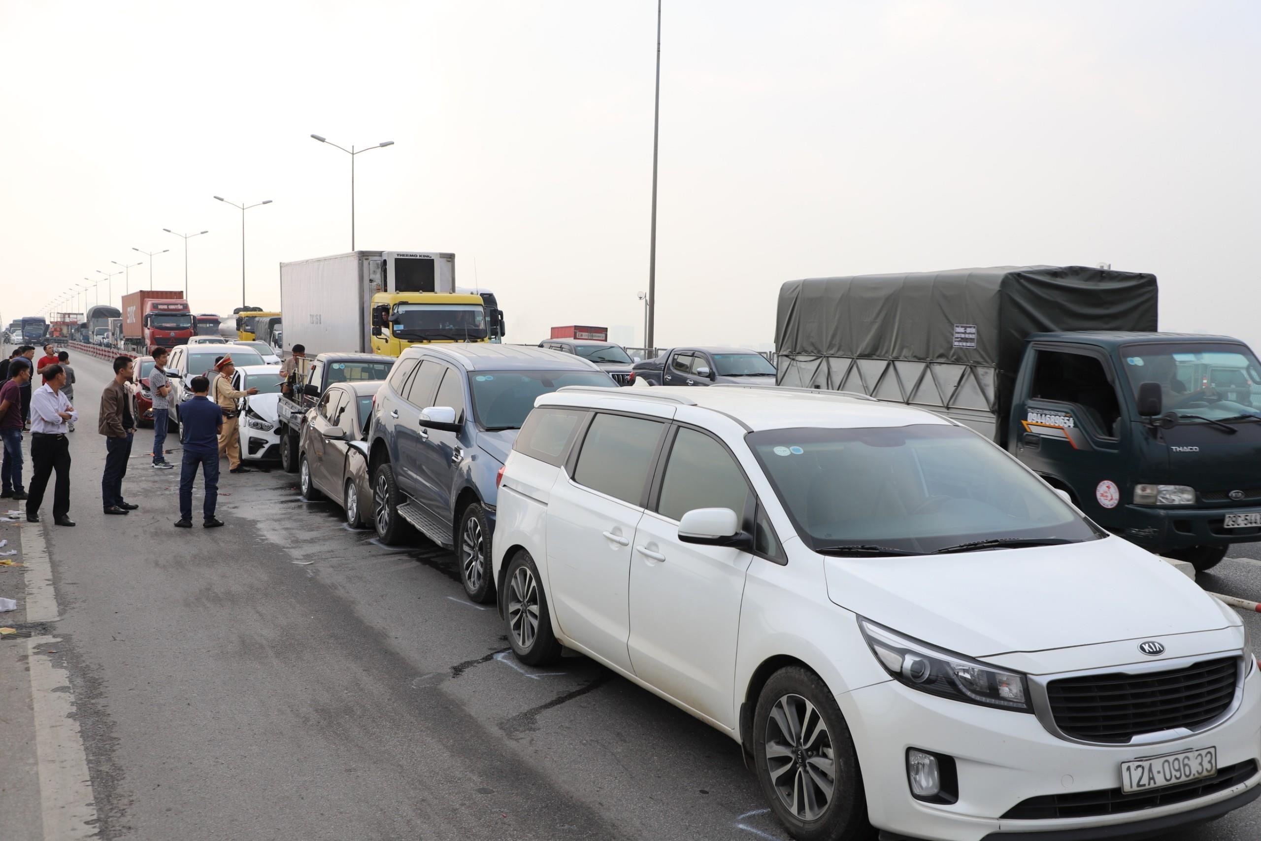 7 oto tong nhau lien hoan tren cau Thanh Tri hinh anh