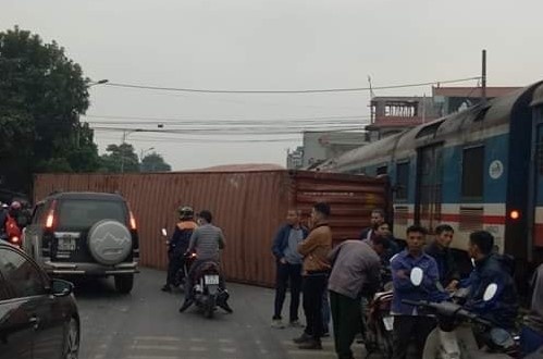 Xe container bi tau hoa huc vang 10 met hinh anh