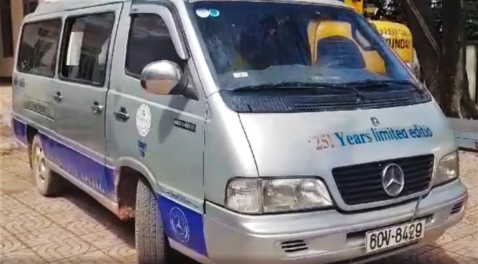 Oto lam vang 2 hoc sinh xuong duong da het han kiem dinh hinh anh