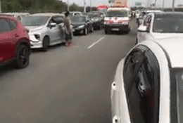 Hang tram oto nhuong duong cho xe cuu thuong tren cao toc hinh anh