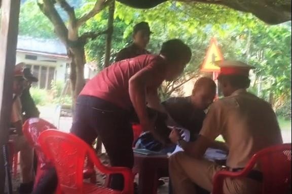 Dinh chi cong tac 2 trung ta CSGT Dong Nai bi to bao ke xe qua tai hinh anh