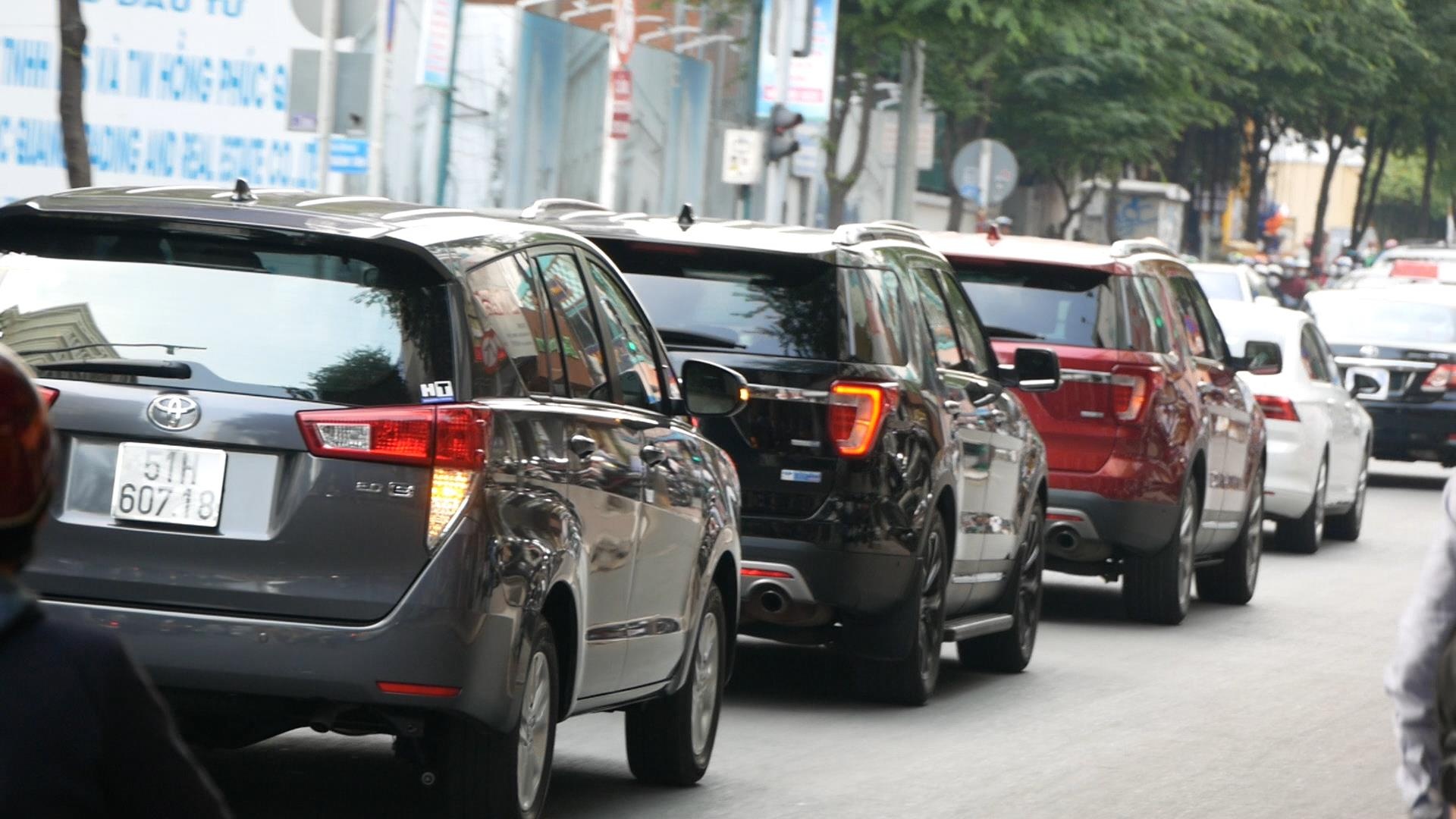 Doan xe cua cuu Tong thong Obama den tru so Thanh uy hinh anh