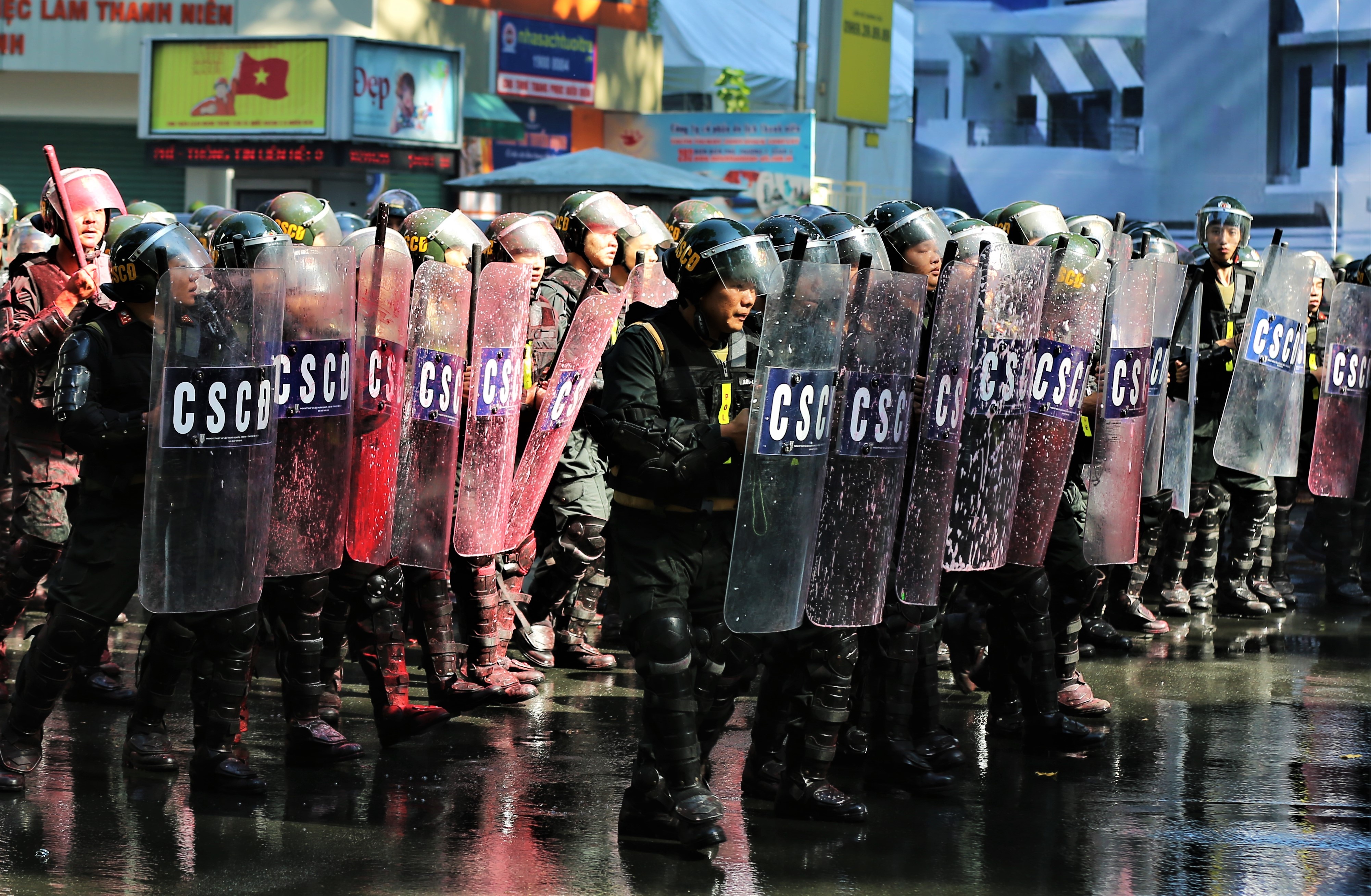 Cong an TP.HCM dien tap chong khung bo, giai tan dam dong hinh anh