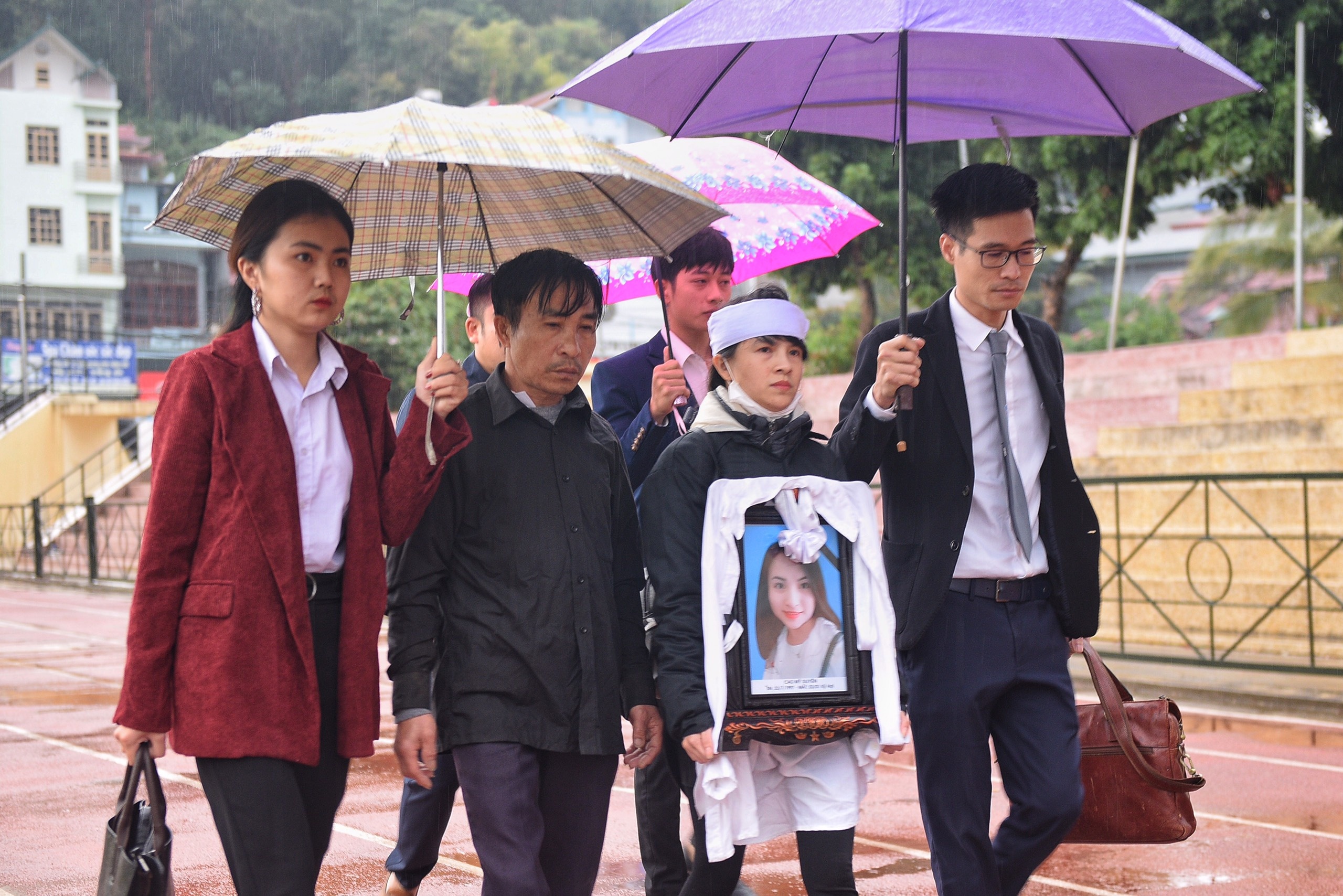 Nguoi dan doi mua nghe toa tuyen an vu sat hai nu sinh giao ga hinh anh