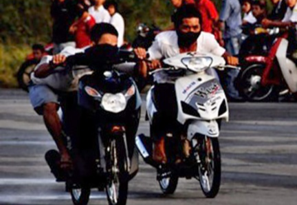 Trung uy canh sat bi nhom dua xe tong tu vong hinh anh