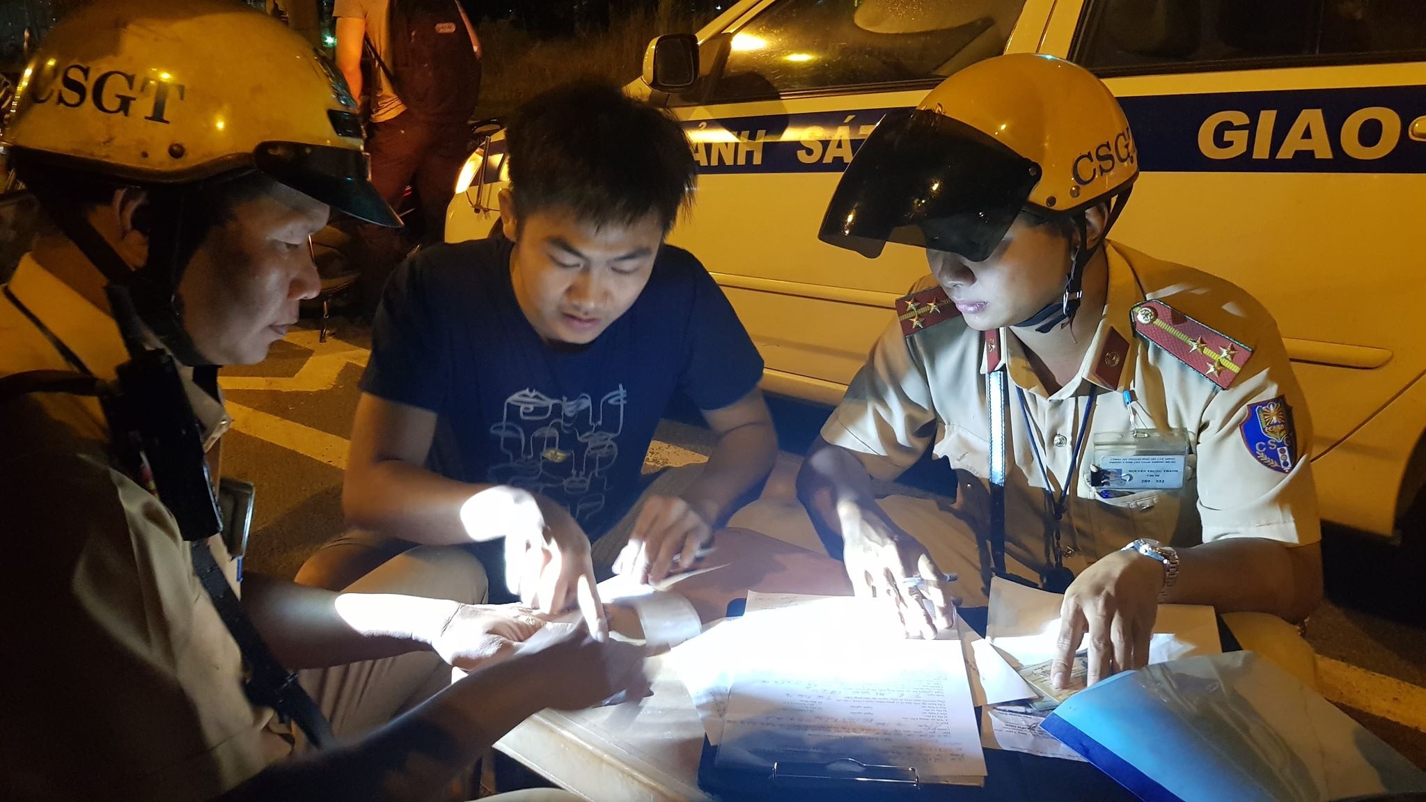 Tai xe 'bo chay' khi canh sat dung xe do nong do con hinh anh