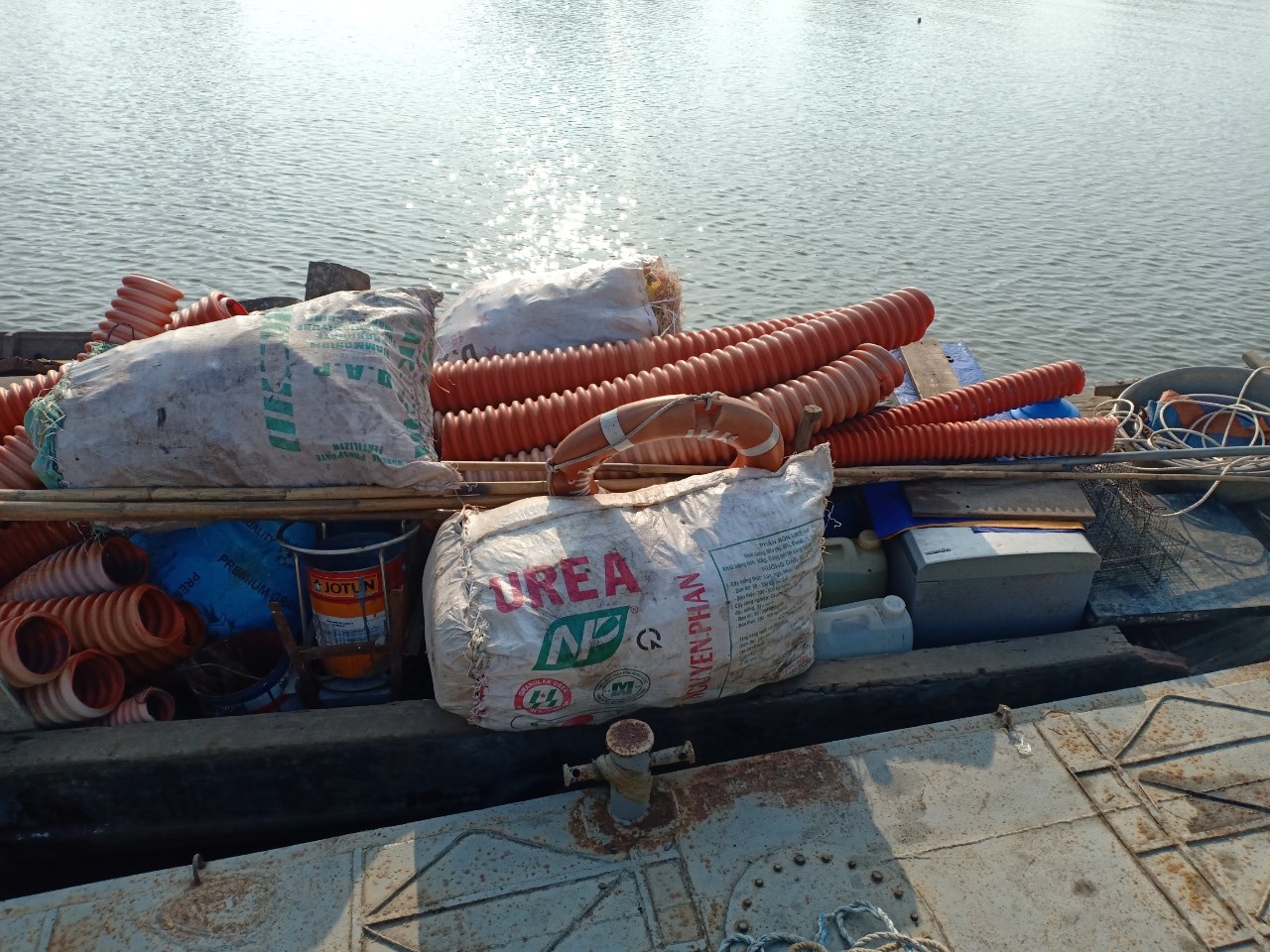 Canh sat bat 3 nguoi trom tai san o bo ke chong ngap hinh anh