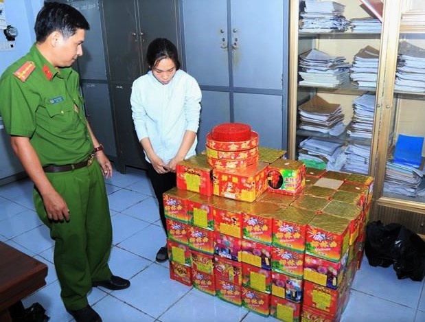 Mot phu nu mua hon 200 kg phao lau hinh anh