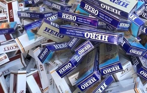 Bat giu thanh nien cho 2.600 bao thuoc la lau ban Tet hinh anh