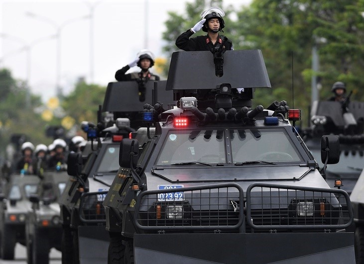 Cong an TP.HCM tuan tra vu trang cac khu vuc phuc tap dip Tet hinh anh