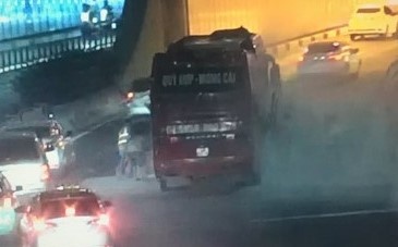 Xe khach boc khoi nghi ngut o cua ham Thu Thiem hinh anh