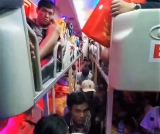 Xe giuong nam 40 cho nhoi 82 nguoi ve que ngay Tet hinh anh