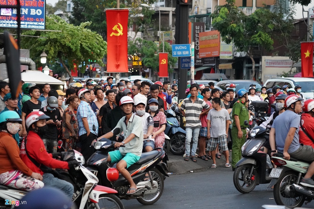 vây bắt thanh niên dùng lựu đạn cố thủ ảnh 2 vay bat thanh nien dung luu dan co thu anh 2