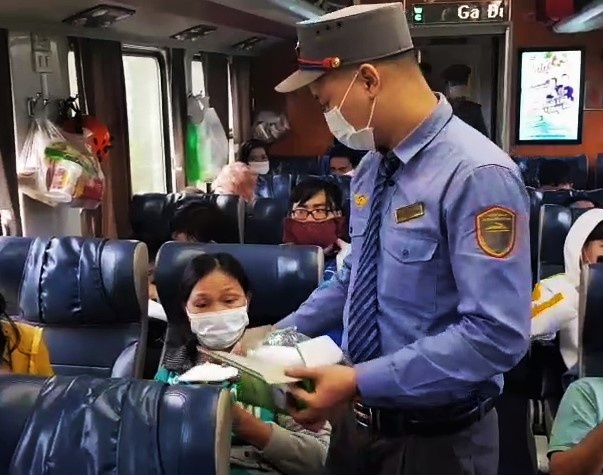 Khach di tau Bac - Nam bat ngo vi duoc phat khau trang mien phi hinh anh