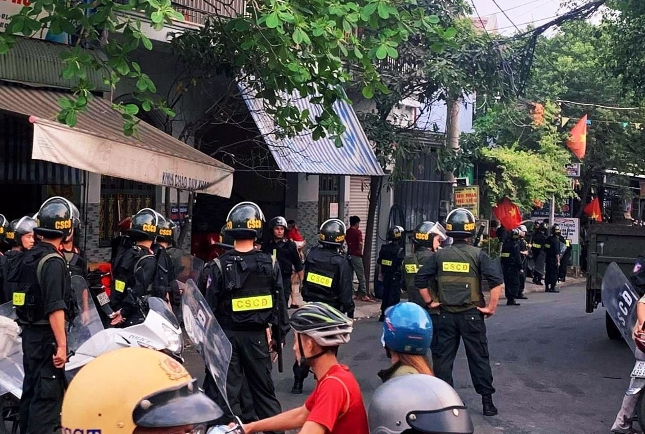 Ôm bình gas cố thủ ở Đồng Nai ảnh 1 Om binh gas co thu o Dong Nai anh 1